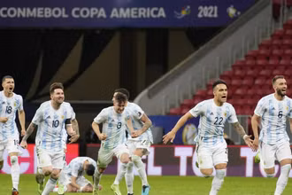 Niềm vui của Argentina sau khi giành chiến thắng trước Colombia. (Ảnh: Getty)