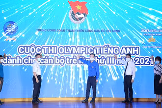 Đại diện lãnh đạo Trung ương Đoàn và các đơn vị liên quan ấn nút khai mạc Cuộc thi. 
