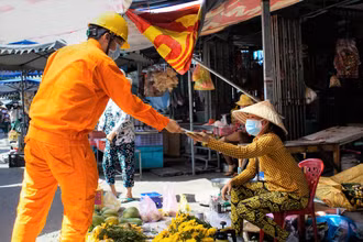 Công nhân ngành điện Miền nam phát tờ rơi hướng dẫn người dân sử dụng điện tiết kiệm, hiệu quả trong thời gian giãn cách.