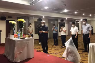Thứ trưởng Y tế Nguyễn Trường Sơn, Trưởng Bộ phận thường trực chống dịch của Bộ Y tế tại TP Hồ Chí Minh đến viếng cha sinh viên Dương Thị Anh.