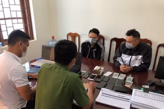 Một số đối tượng trong đường dây tổ chức đánh bạc và đánh bạc tại cơ quan điều tra. 