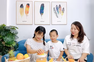 Mẹ cùng các con chuẩn bị những thức uống dinh dưỡng. (Ảnh: VNM)