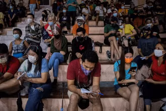 Bên trong trung tâm tiêm chủng tại Manila, Philippines. (Ảnh: Reuters)