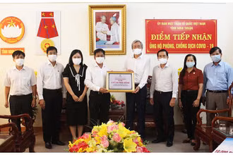 Đại diện Tập đoàn Trungnam Group trao tặng 15 nghìn bộ kít xét nghiệm Covid-19 cho Mặt trận Tổ quốc Việt Nam tỉnh Ninh Thuận.