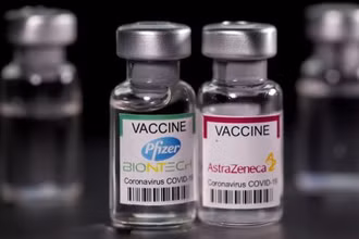 Hai mũi vaccine ngừa Covid-19 của hãng Pfizer hoặc AstraZeneca có hiệu quả ngăn ngừa biến thể Delta gần tương đương với hiệu quả ngăn ngừa biến thể Alpha. (Ảnh: USA TODAY)