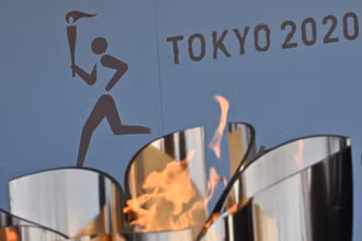 Biểu tượng ngọn đuốc Olympic Tokyo 2020 được trưng bày tại khu công viên thủy sinh Aquamarine Fukushima ở Iwaki, tỉnh Fukushima. (Ảnh: AFP)