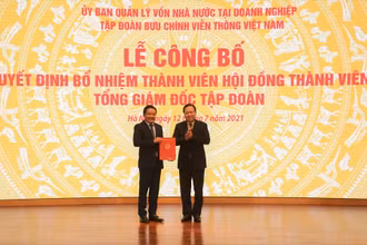 Chủ tịch Ủy ban Quản lý vốn nhà nước tại doanh nghiệp Nguyễn Hoàng Anh trao quyết định bổ nhiệm ông Huỳnh Quang Liêm giữ chức vụ Thành viên Hội đồng thành viên Tập đoàn VNPT.