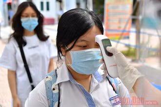 Thí sinh thực hiện các biện pháp phòng, chống dịch Covid-19 khi đến điểm thi tại buổi tập trung chiều 6/7. Ảnh: THUỶ NGUYÊN
