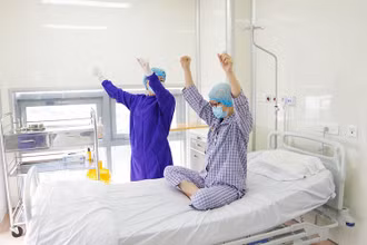 Bệnh nhân V.A tập vận động các cơ theo sự hướng dẫn của điều dưỡng chăm sóc sau khi thực hiện ghép tế bào gốc.