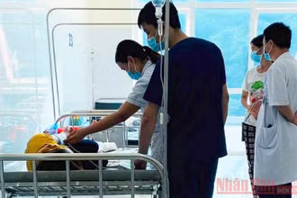 Công nhân bị ngộ độc được điều trị tại Trạm y tế xã Lùng Vai.