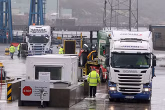 Xe tải rời cảng Larne ở Bắc Ireland. (Nguồn: PA)