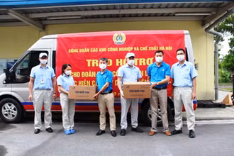 Công đoàn các khu công nghiệp và chế xuất Hà Nội trao hỗ trợ công nhân Công ty TNHH Linh kiện Điện tử SEI Việt Nam tại Khu công nghiệp Quang Minh.