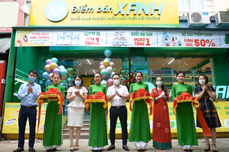 Khách hàng tìm hiểu các sản phẩm tại “Điểm bán xanh”.