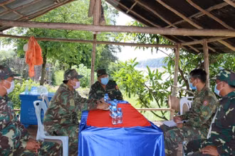 Lực lượng tuần tra biên giới Lào đang lên phương án tuần tra biên giới, ngăn chặn các trường hợp nhập cảnh trái phép. (Ảnh: Báo Pasaxon)