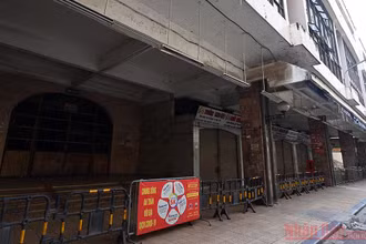 Hè phố Hà Nội vắng lặng trong những ngày giãn cách xã hội.