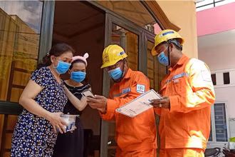 Công nhân công ty Điện lực TP Thủ Đức hướng dẫn người dân sử dụng tiết kiệm điện các thiết bị làm mát trong gia đình.