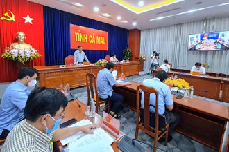 Cà Mau họp trực tuyến rút kinh nghiệm sau 12 ngày giãn cách xã hội vào tối 30/7.