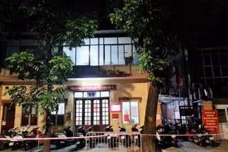Phong tỏa tạm thời trụ sở Công an phường Lê Đại Hành. (Ảnh: HỮU HOÀNG)