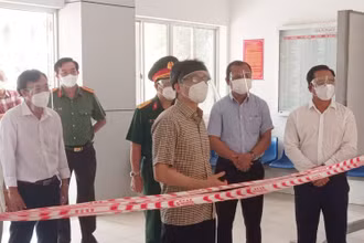 Phó Thủ tướng Vũ Đức Đam đi kiểm tra, thăm và động viên tinh thần của tập thể cán bộ, y bác sĩ đang làm nhiễm vụ tại Bệnh viện dã chiến số 2, huyện Tân Trụ.