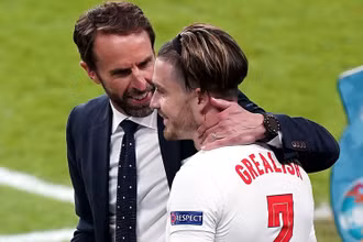 HLV Gareth Southgate và Jack Grealish sau trận đấu với Đan Mạch. (Ảnh: ExpressAndStar) 