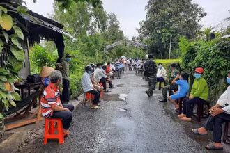 Rất đông lãnh đạo và người dân đến dự dỡ phong tỏa tại xã Mỹ Hạnh Đông (thị xã Cai Lậy), trong đó có đồng chí T.V.T.