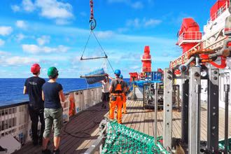 Tàu nghiên cứu SONNE của Đức vớt được một thùng lớn màu xanh lơ nổi trên bề mặt đại dương trong chuyến thám hiểm qua Bắc Thái Bình Dương từ Vancouver đến Singapore vào mùa hè năm 2019. Nguồn: Roman Kroke UFZ