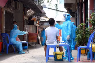Xét nghiệm cho người dân khu vực Văn Chương, Đống Đa, Hà Nội. Ảnh: ĐĂNG ANH
