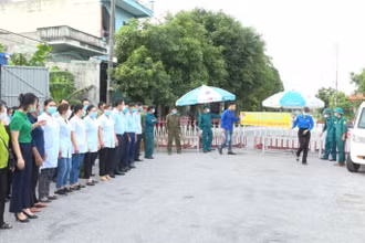 Lực lượng chức năng gỡ bỏ phong tỏa cụm dân cư xóm 7, thôn Thanh Lâm, xã Đông Minh (Tiền Hải, Thái Bình), sáng 31/7.