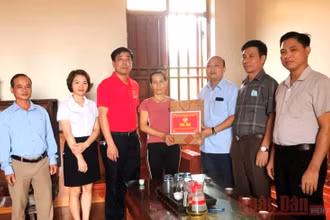 Đại diện Hội nông dân huyện Sơn Động tặng quà cho gia đình người có công tại xã Tuấn Đạo.