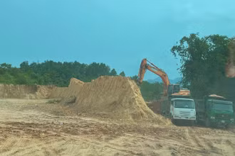 Hoạt động khai thác đất vi phạm pháp luật ở mỏ sét Tràng Đà được phát hiện và bị xử lý. 