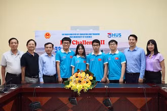 Bốn thành viên đội tuyển quốc gia Việt Nam tham dự IBO 2021 cùng các thầy cô