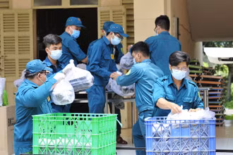 Lực lượng dân quân tự vệ TP Hồ Chí Minh chuẩn bị các suất cơm để phát cho công dân trong khu cách ly y tế tập trung.