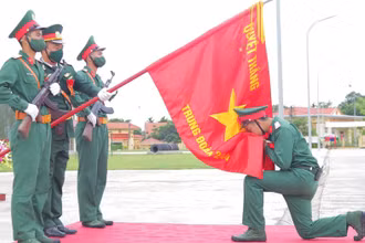 Chiến sĩ trẻ tuyên thệ dưới quân kỳ của Quân đội nhân dân Việt Nam.