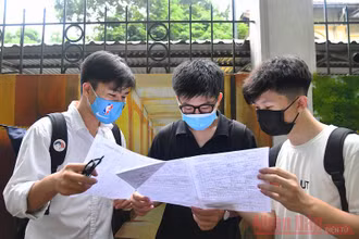 Thí sinh trao đổi về bài thi tổ hợp sau khi kết thúc buổi thi sáng 8/7. Ảnh: THUỶ NGUYÊN