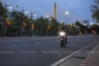 Đường phố Bangkok vắng vẻ trước thời gian giới nghiêm ban đêm. (Ảnh: Bưu điện Bangkok)