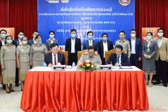 Đại diện Star Telecom, Star Fintech và Học viện Ngân hàng Lào tại lễ ký kết chiều 12/7.