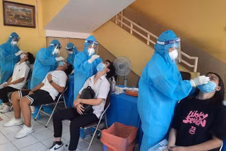 Các thí sinh lấy mẫu xét nghiệm SARS-CoV-2. 