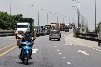 Ô-tô ùn ứ ngay trước chốt kiểm dịch cầu Tân Đệ (huyện Vũ Thư, tỉnh Thái Bình) do quy định phải có giấy xét nghiệm âm tính mới được vào địa bàn. 