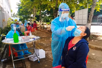 Ngành y tế tỉnh Tiền Giang tập trung lấy mẫu xét nghiệm cho người dân trong vùng phong tỏa. 