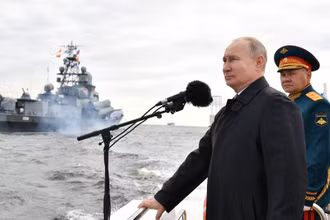Tổng thống Nga V.Putin phát biểu chúc mừng các thủy thủ. (Ảnh: TASS)
