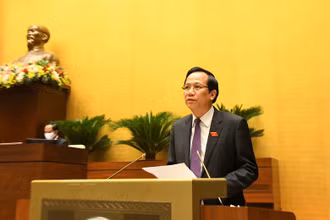 Bộ trưởng Lao động, Thương binh và Xã hội Đào Ngọc Dung trình bày Tờ trình trước Quốc hội chiều 23/7.