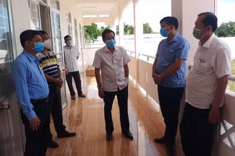 Lãnh đạo tỉnh Hậu Giang khảo sát, tận dụng các trường học làm khu cách ly tập trung ở huyện Châu Thành, vào sáng 10/7. 