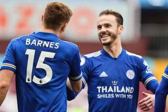J. Maddison (phải) và H. Barnes là tác giả hai bàn thắng của Leicester.