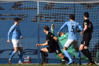 J. Stone (số 5) ghi bàn thắng thứ hai cho Man City.