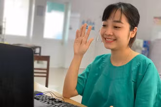BS Đỗ Thị Băng Ngân - bác sĩ điều trị Khu B3, Bệnh viện Dã chiến số 2 Quảng Ninh nhận lời chúc từ người yêu qua video call.