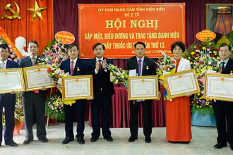 Thừa ủy quyền Chủ tịch nước, đồng chí Vừ A Bằng, Phó Chủ tịch UBND tỉnh Điện Biên trao danh hiệu “Thầy thuốc ưu tú” cho sáu đồng chí.
