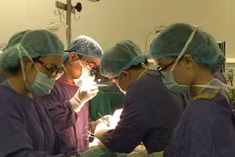 TS, BS Ninh Việt Khải - Phó Giám đốc Trung tâm Ghép tạng, Bệnh viện HN Việt Đức đang thực hiện một ca ghép thận.