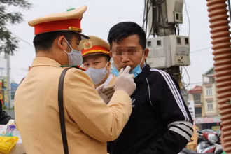 Cảnh sát giao thông Hà Nội kiểm tra nồng độ cồn đối với người điều khiển phương tiện tham gia giao thông.