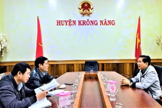 Chủ tịch UBND huyện Krông Năng Trương Hoài Anh làm việc với phóng viên Báo Nhân Dân thường trú tại Đắk Lắk về nội dung vụ việc.