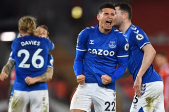 Các cầu thủ Everton mừng chiến thắng Liverpool trên sân Anfield.